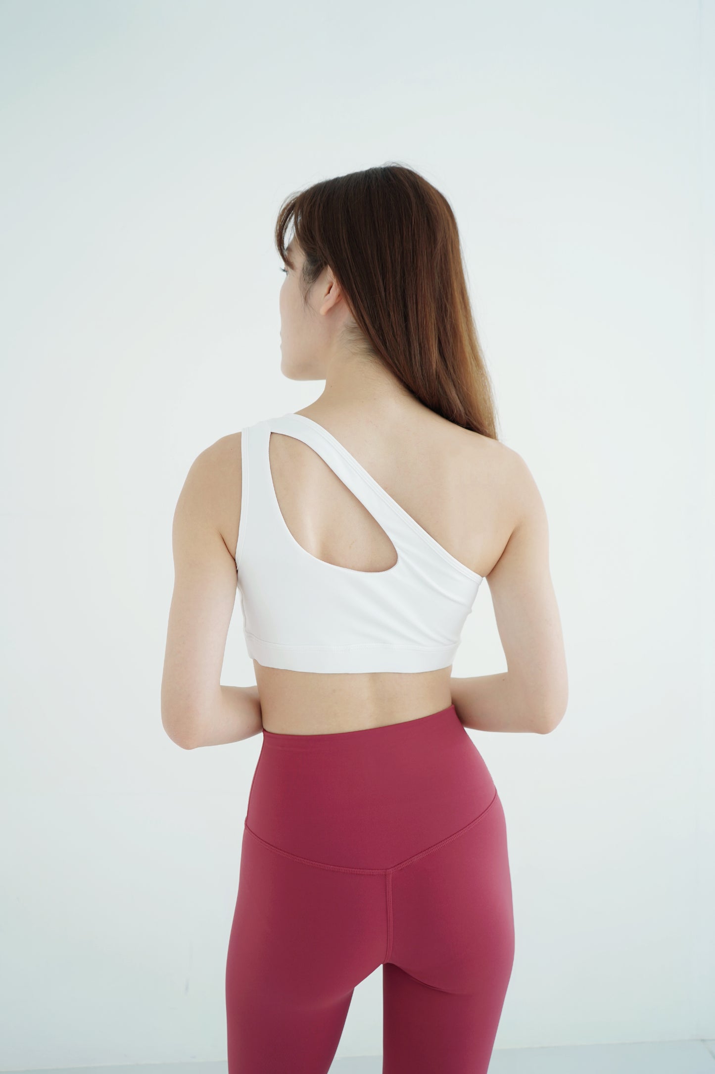 The Oblique Shoulder Strap Sports Bra