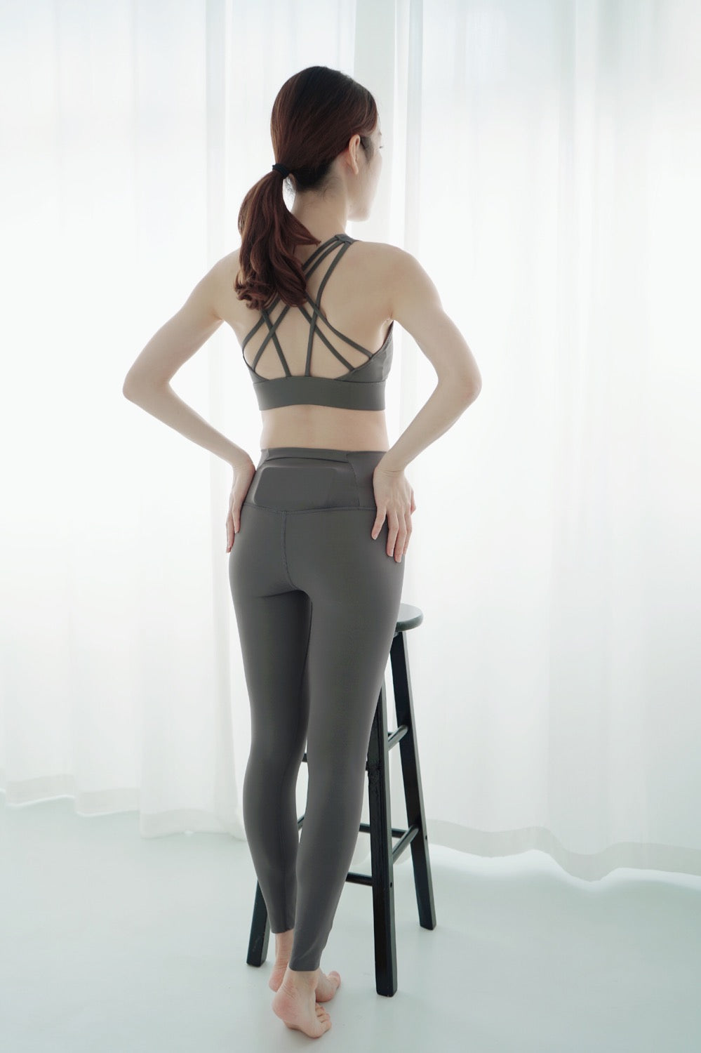 PREMIUM - The Weightless Leggings with Back Pocket